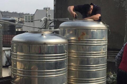 水塔清潔真實案例|屋頂水塔積滿鐵鏽與淤泥,一次徹底解決